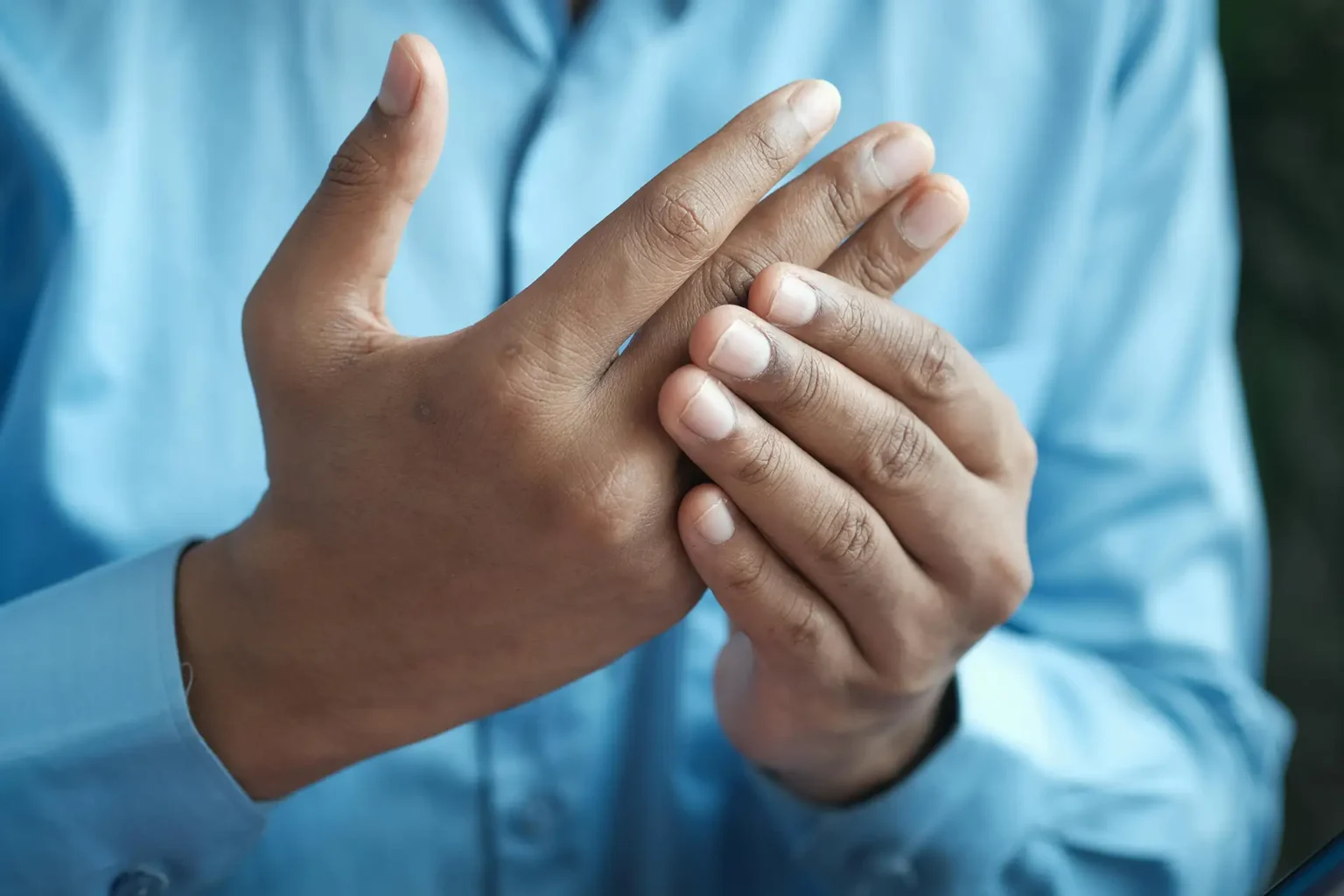 man experiencing carpal tunnel clutching hand