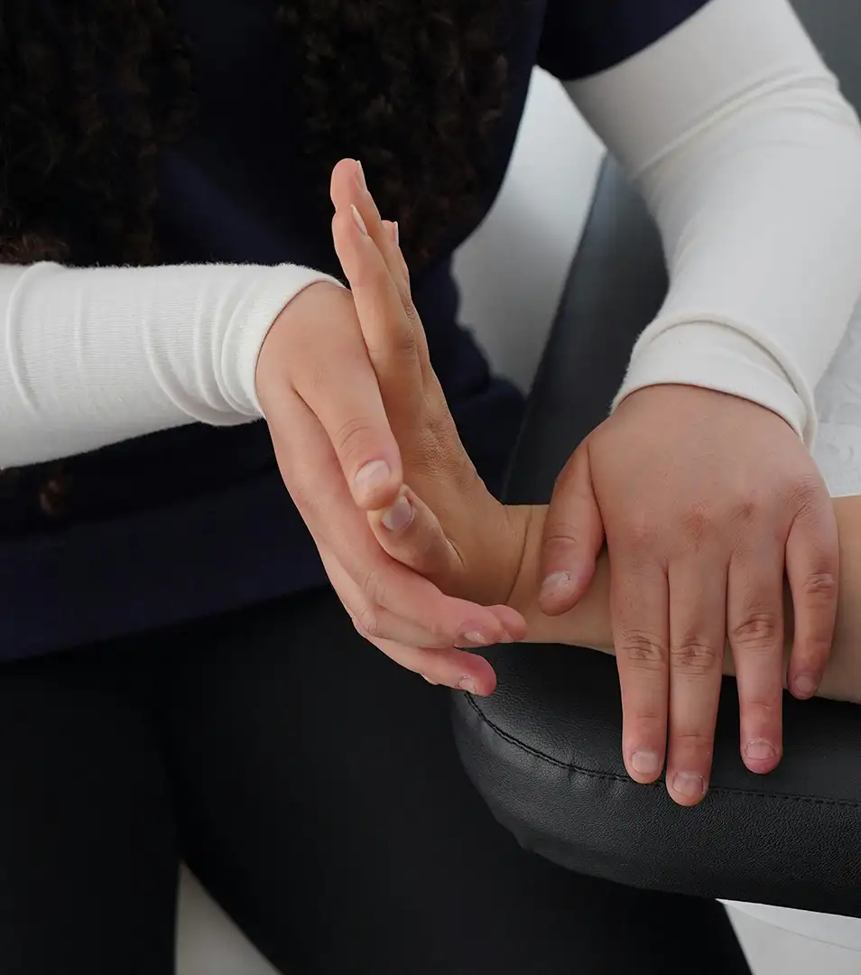 Hypermobility & EDS patient getting muscle testing on hand